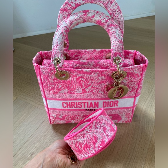 MEDIUM LADY D-LITE BAG
Pink Toile de Jouy Reverse Embroidery - Picture 10 of 14